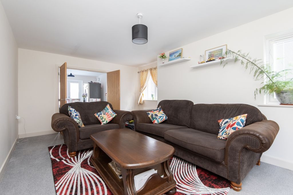 Property photo 3 of 14 Lounge