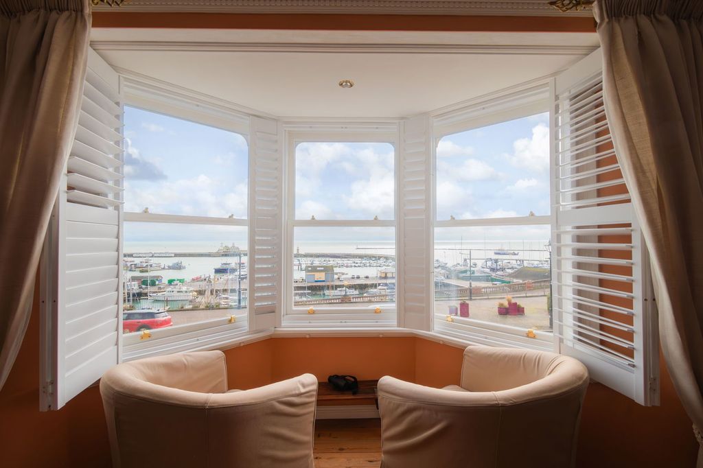 Property photo 3 of 37