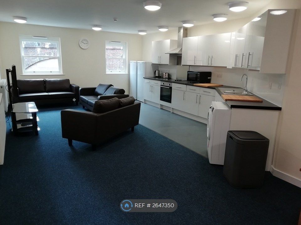 Property photo 2 of 8 Kitchen/Lounge