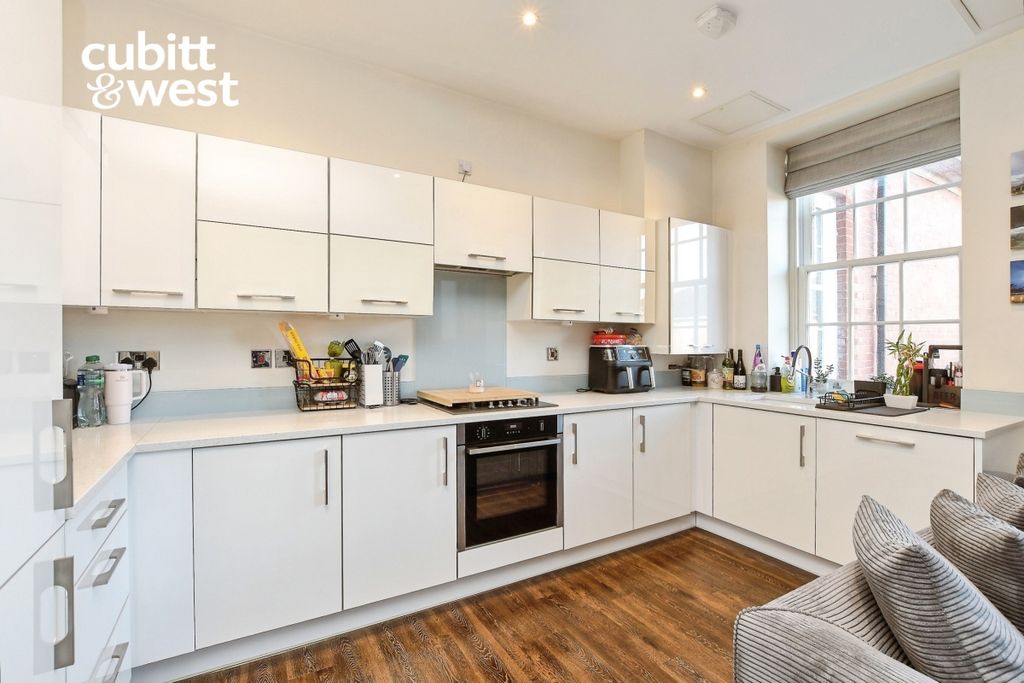 Property photo 2 of 11 c5Af55A7-901He86N