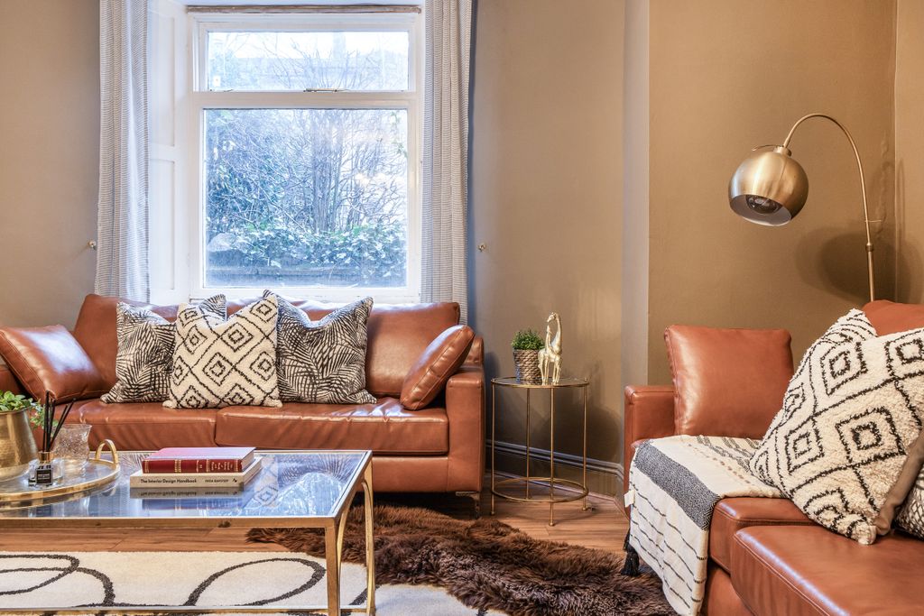 Property photo 2 of 17 Lounge