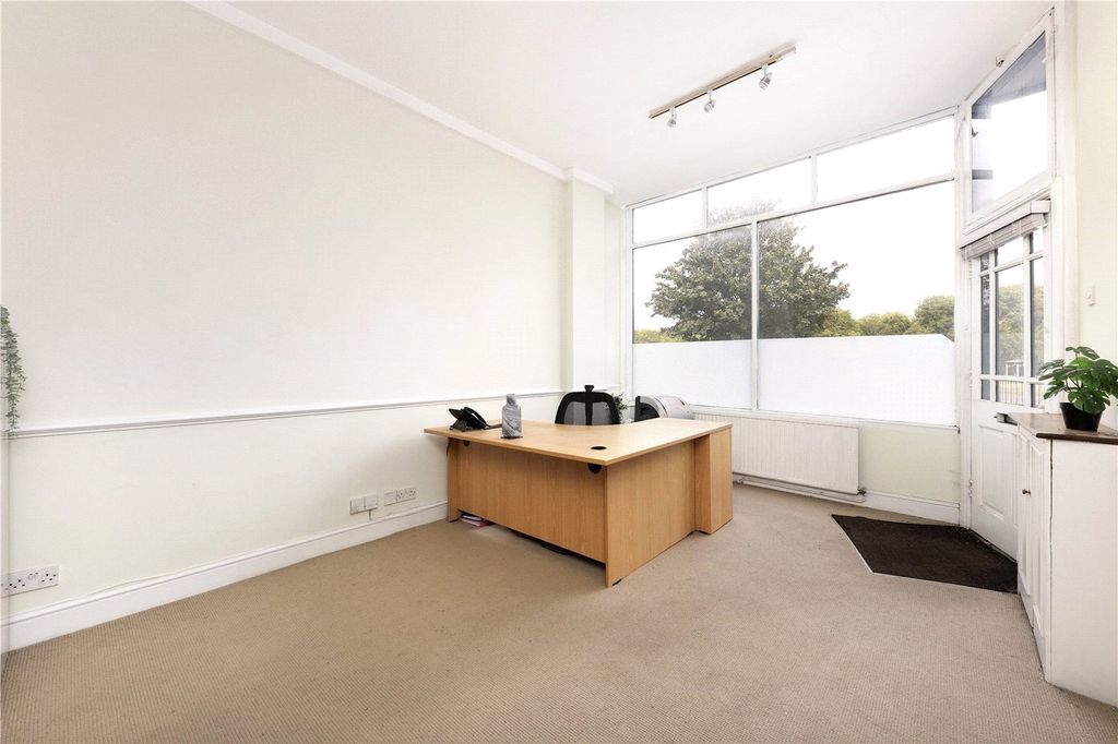 Property photo 2 of 9 Picture No. 11