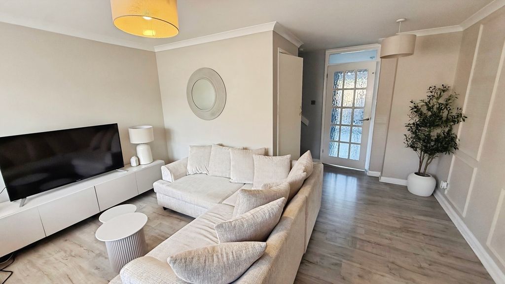Property photo 2 of 11 Lounge