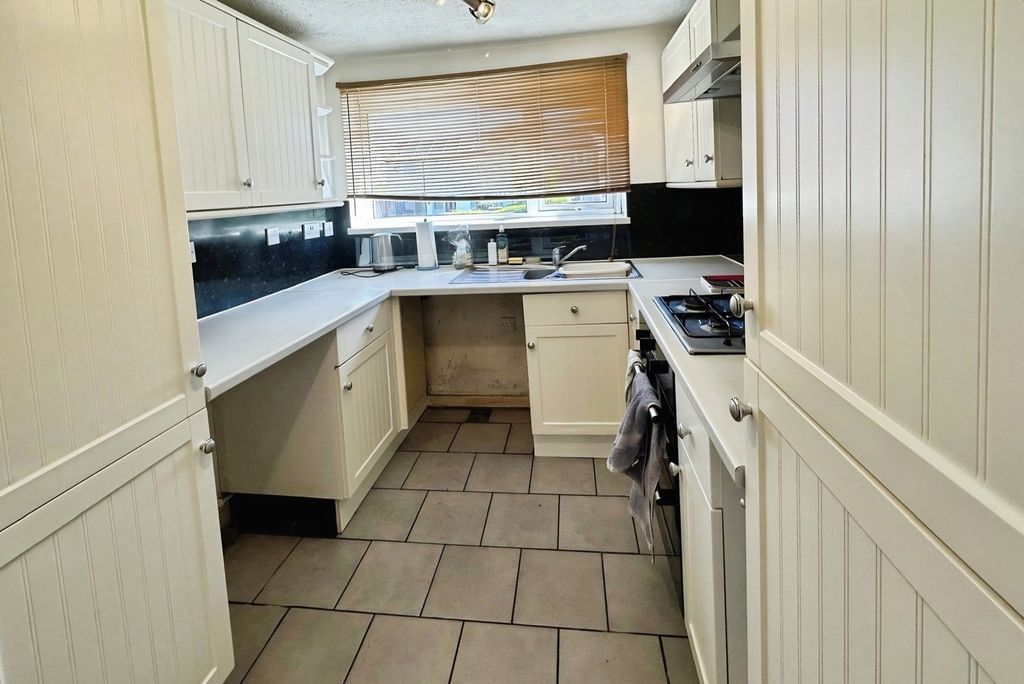 Property photo 3 of 8 Kitchen