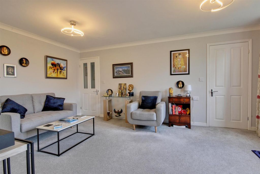 Property photo 2 of 11 Lounge