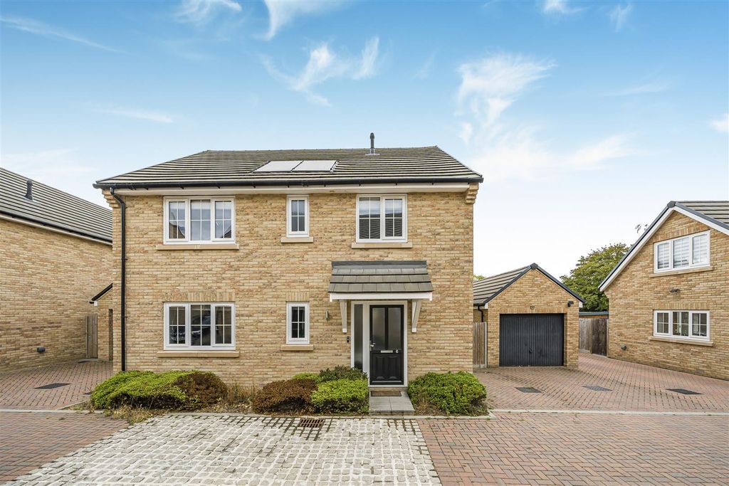 Property photo 1 of 19 6 Tilia Cl, Windsor Sl4 4Ls20.Jpg