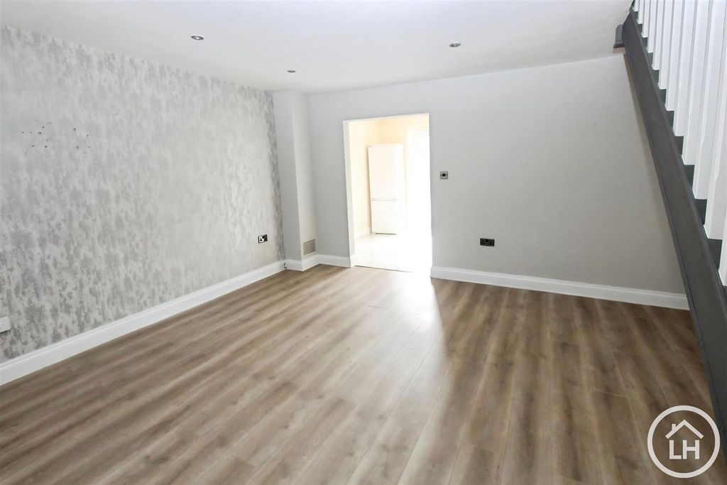 Property photo 3 of 12 Lounge