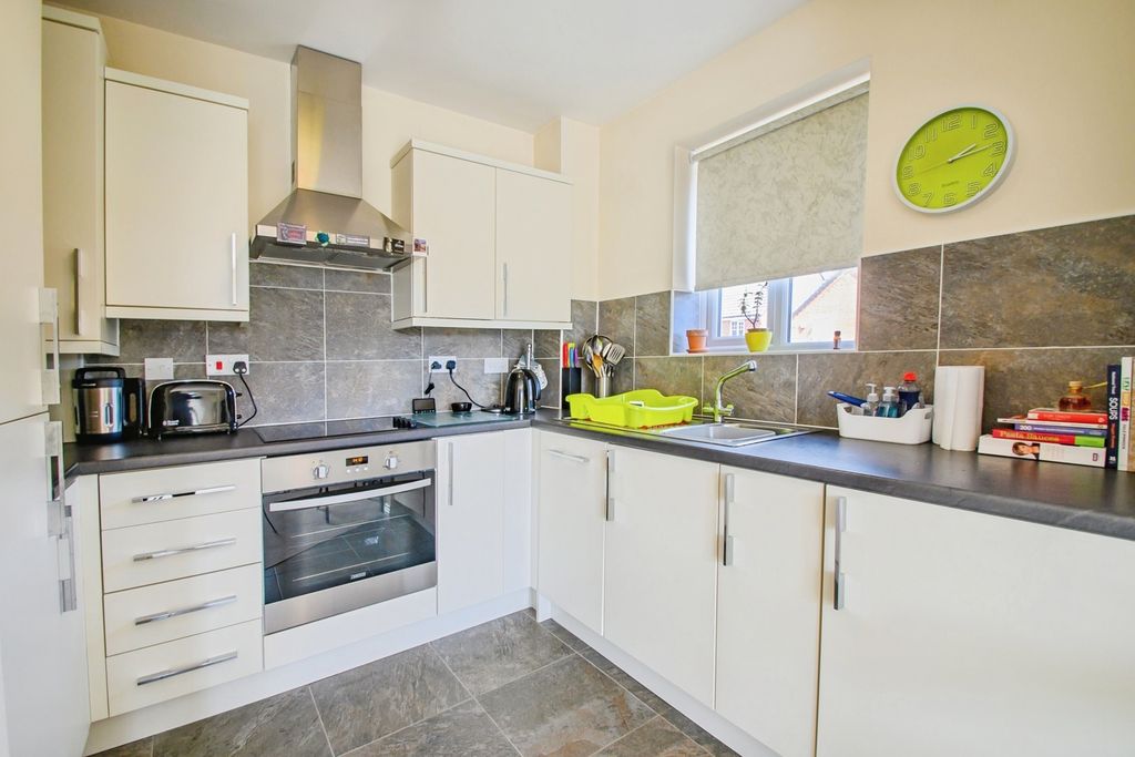 Property photo 3 of 17 Kitchen