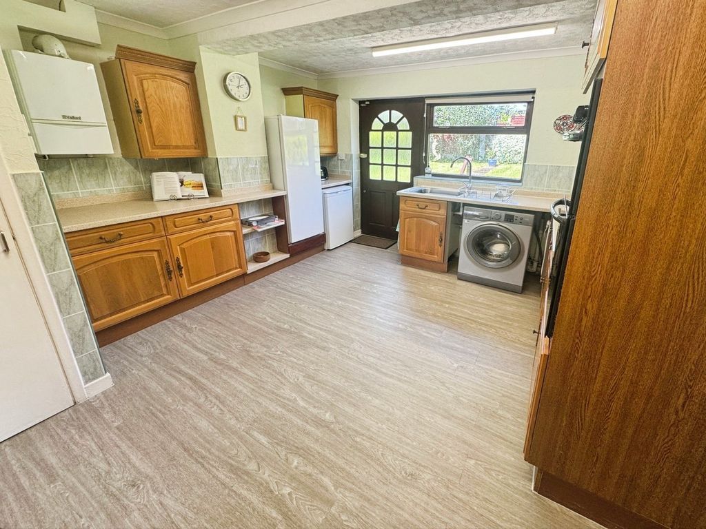 Property photo 3 of 15 Kitchen