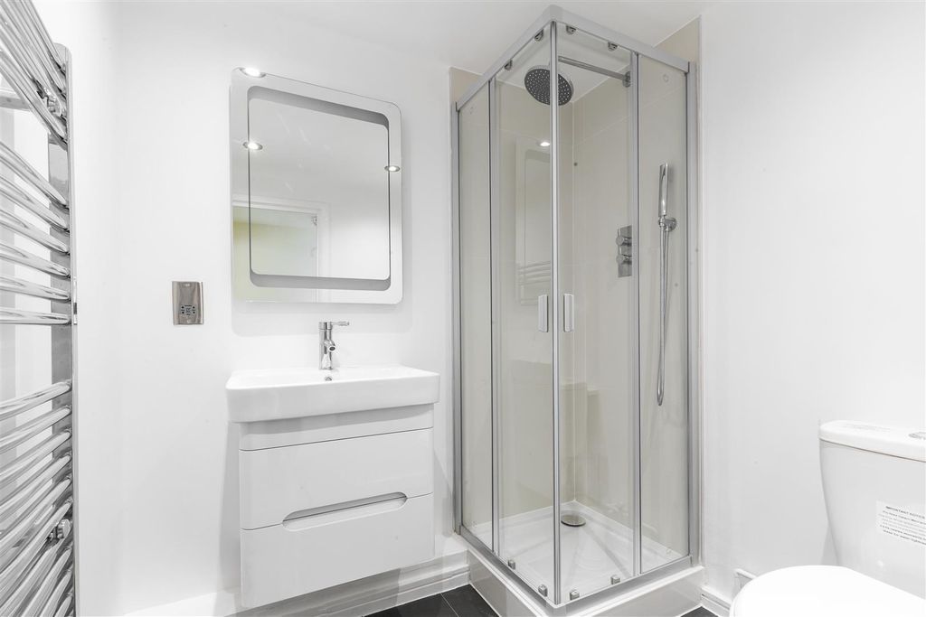 Property photo 3 of 6 Lettings Fulham Farm Close - Bathroom.Jpg