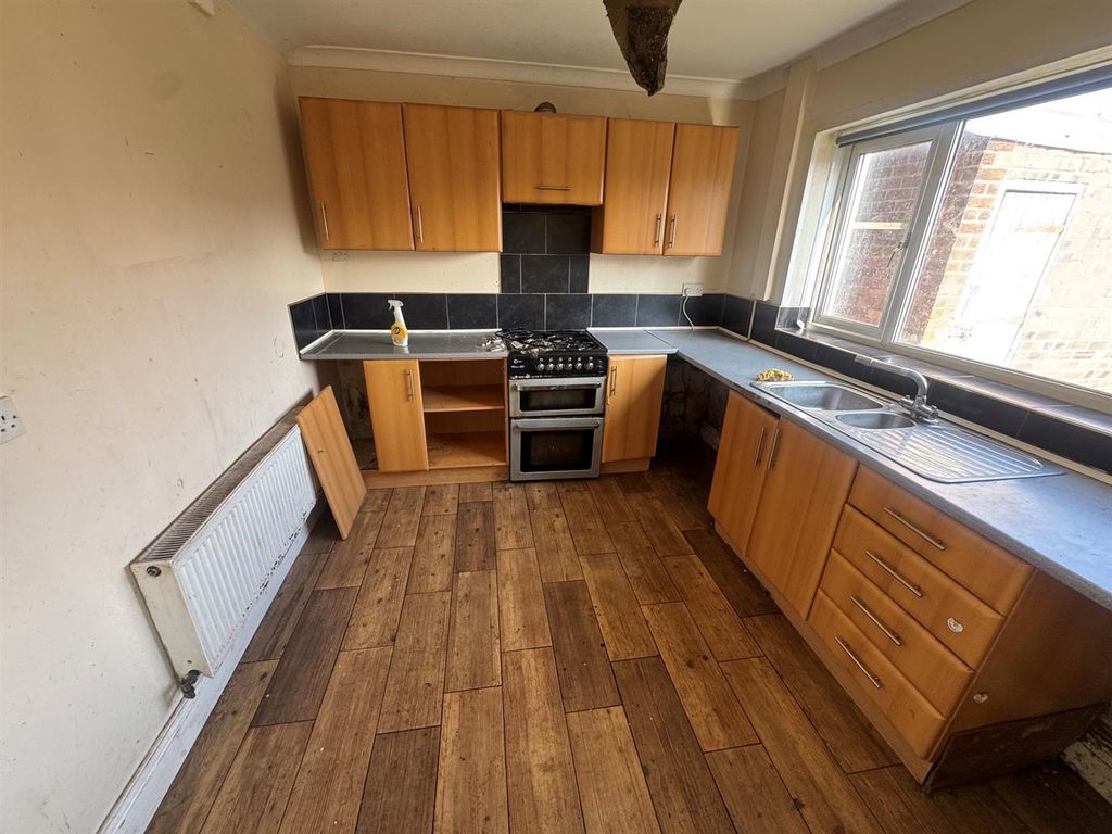 Property photo 3 of 11 Kitchen.Jpg