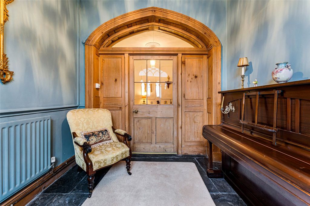 Property photo 3 of 26 Entrance Hall