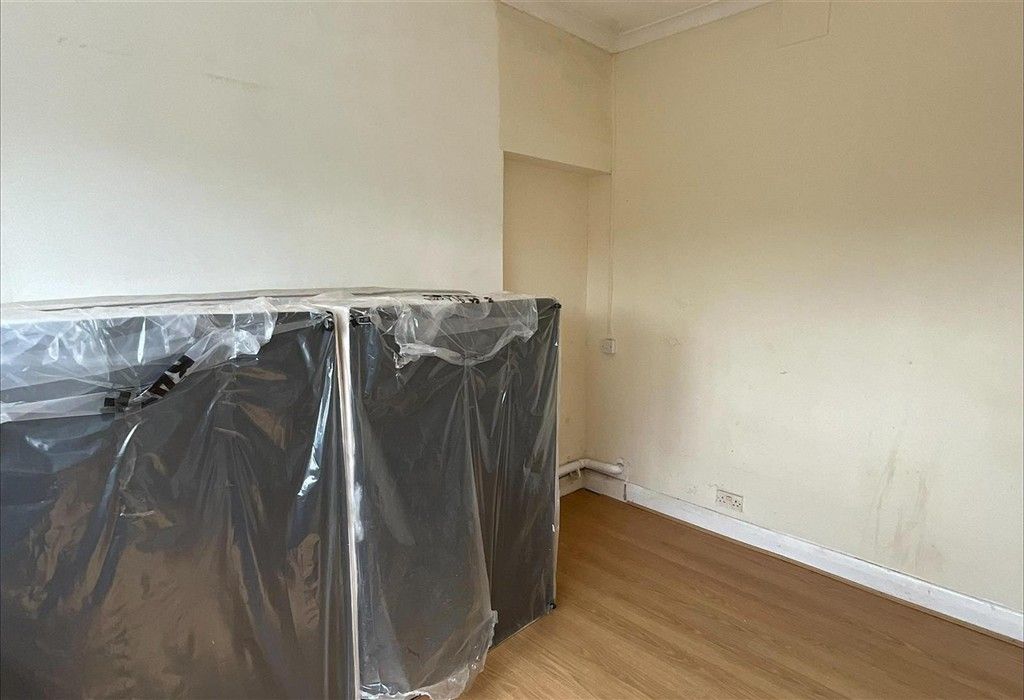 Property photo 2 of 6 Bedroom