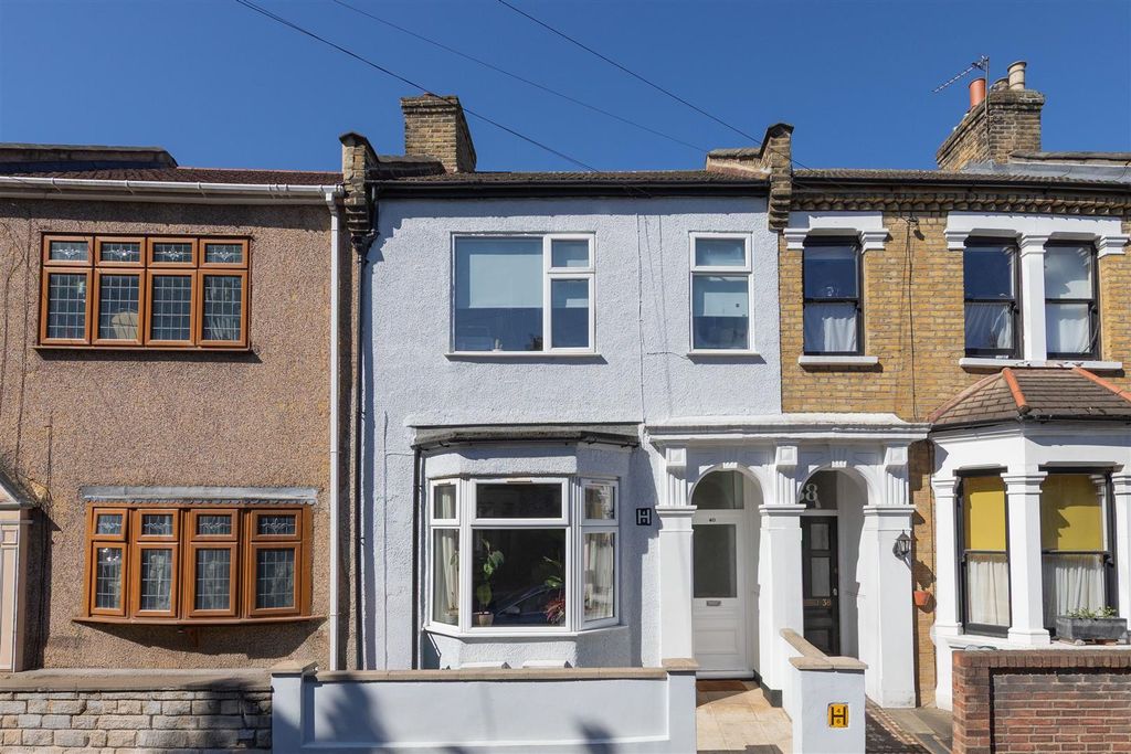 Property photo 1 of 33 Eleanor Road, E15