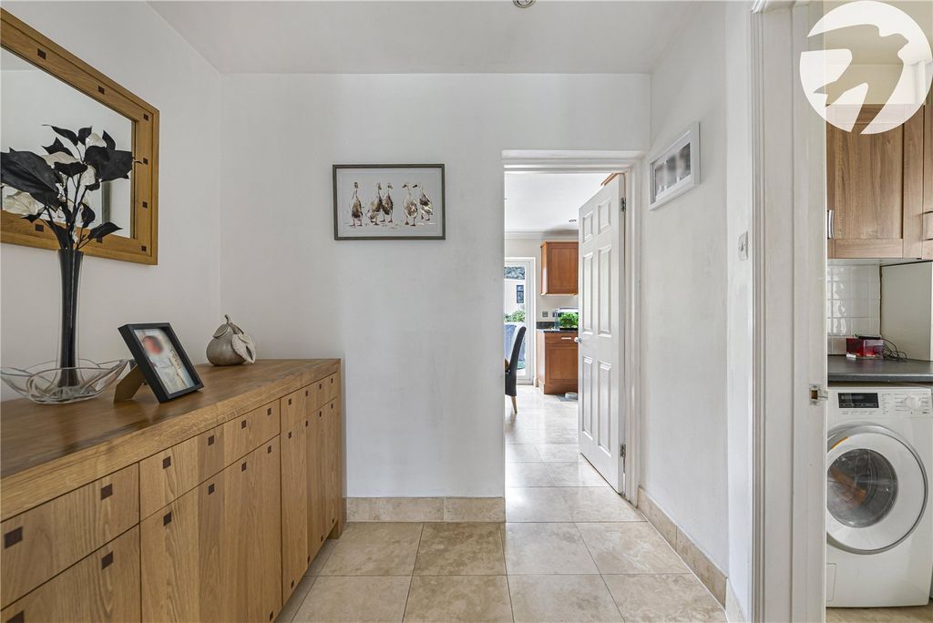 Property photo 2 of 33 Entrance Hall