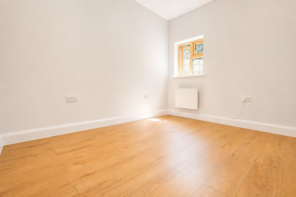 Property photo 1 of 11 Photo 4