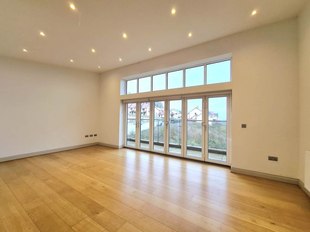 Property photo 3 of 17 Living Room2