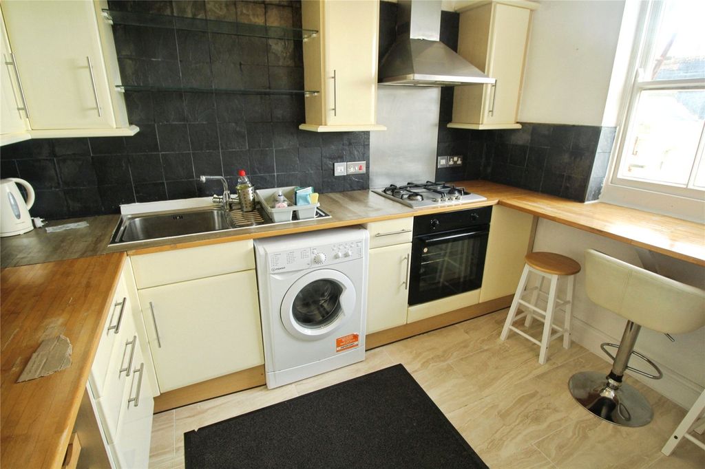 Property photo 3 of 14 Fitted Kitchen