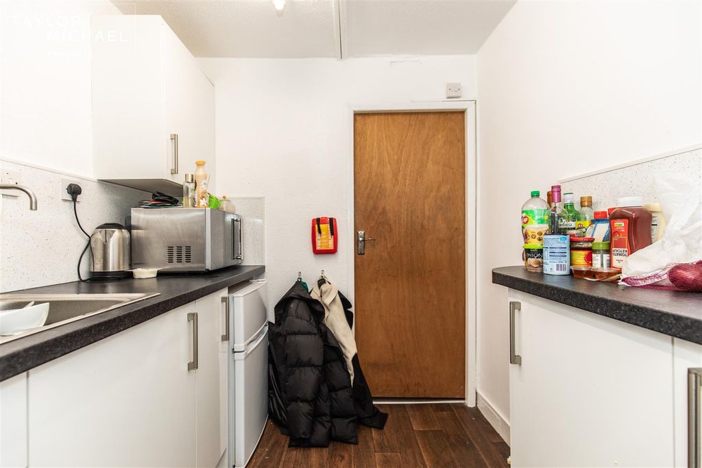 Property photo 3 of 7 Kitchen