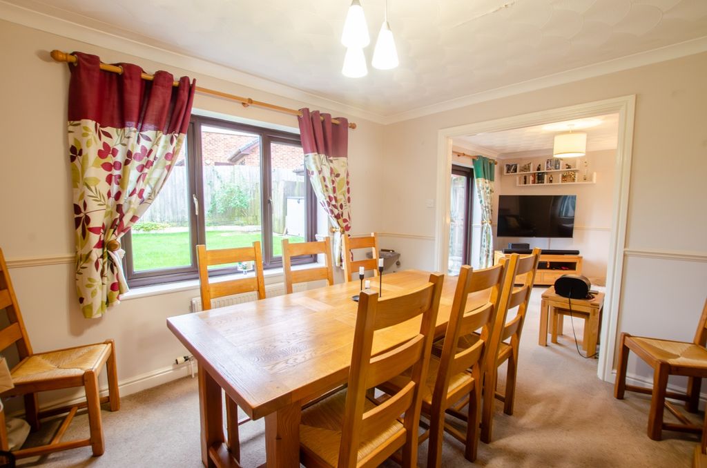 Property photo 3 of 10 3 Roseland Gardens Tps Bodmin 01208 74182-11