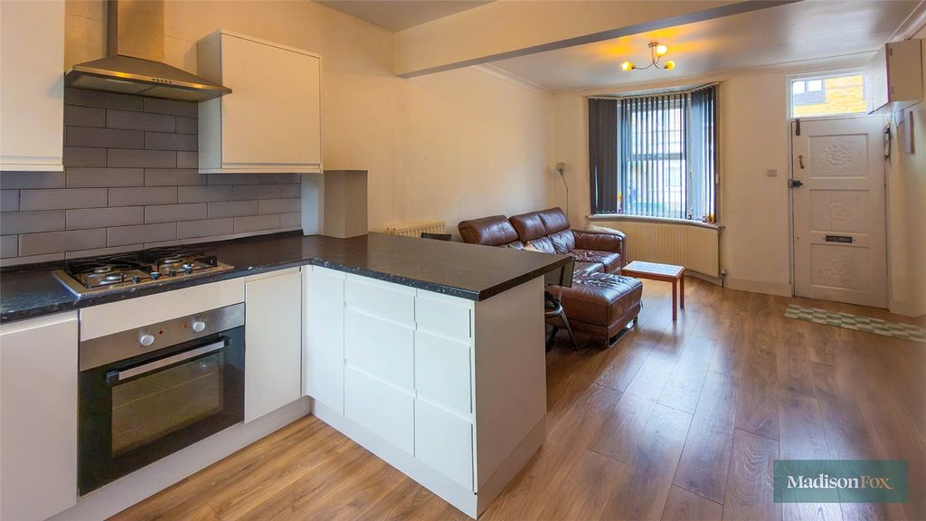 Property photo 3 of 8 Kitchen/Lounge