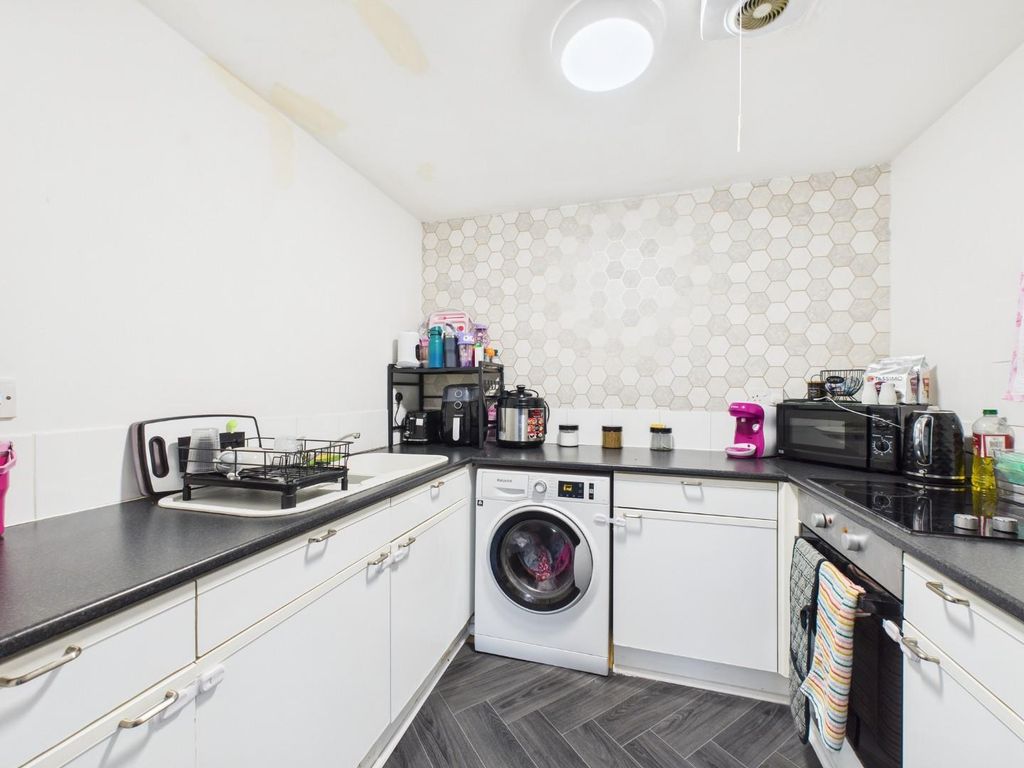 Property photo 3 of 8 Kitchen