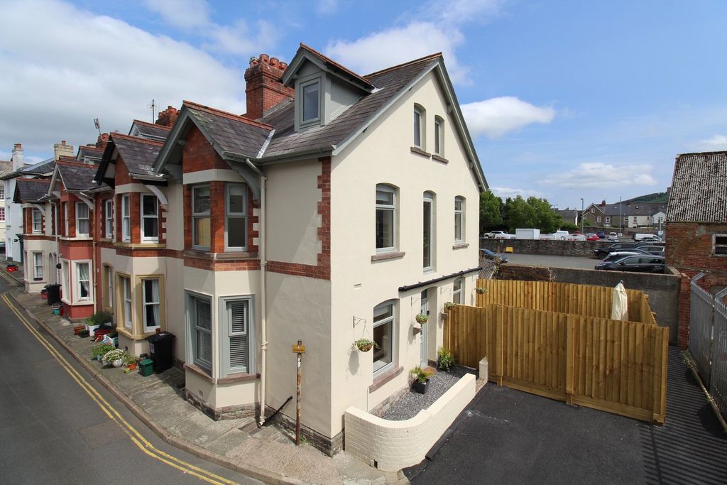 Property photo 1 of 28