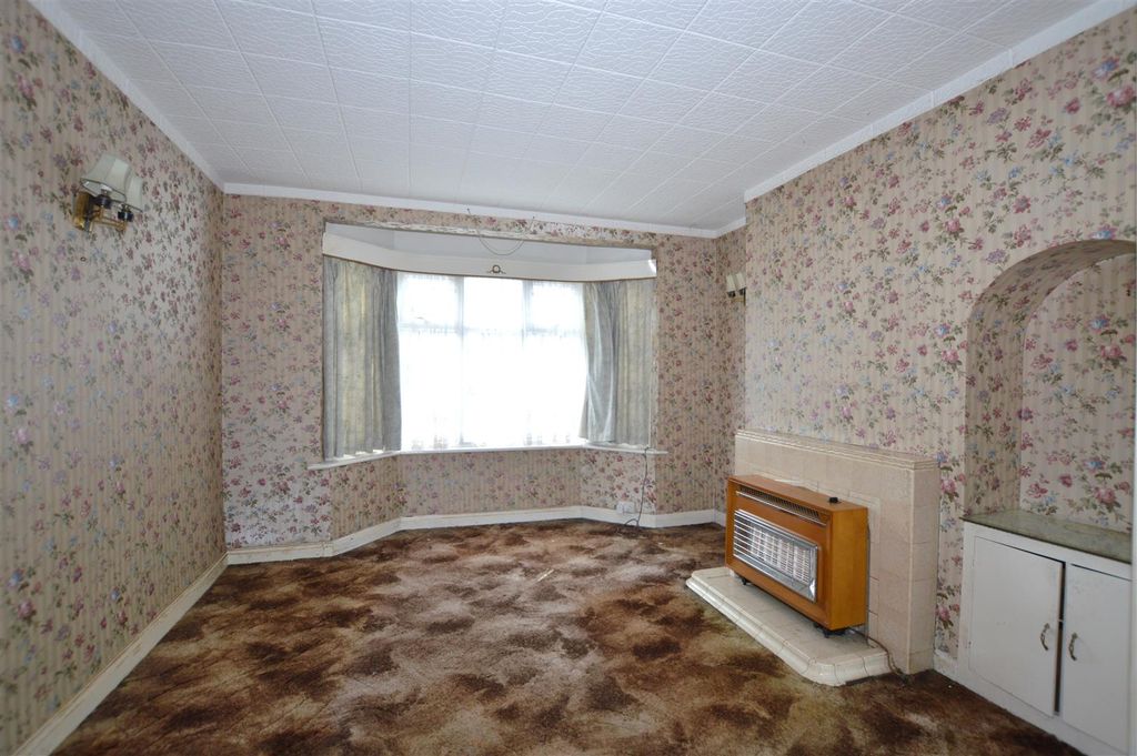 Property photo 2 of 9 11 Milner Drive Lounge.Jpg