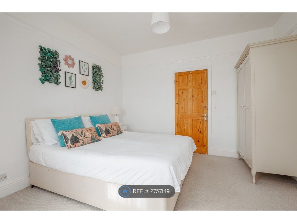 Property photo 3 of 14 Master Bedroom