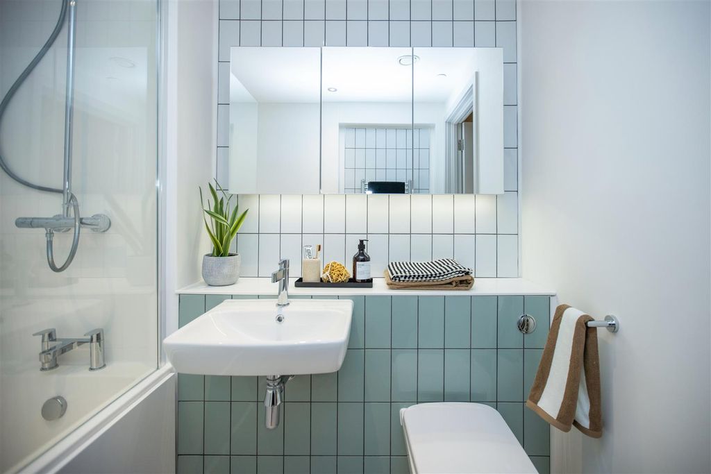 Property photo 3 of 13 Bathroom 2 Fair0107-F2.Jpg