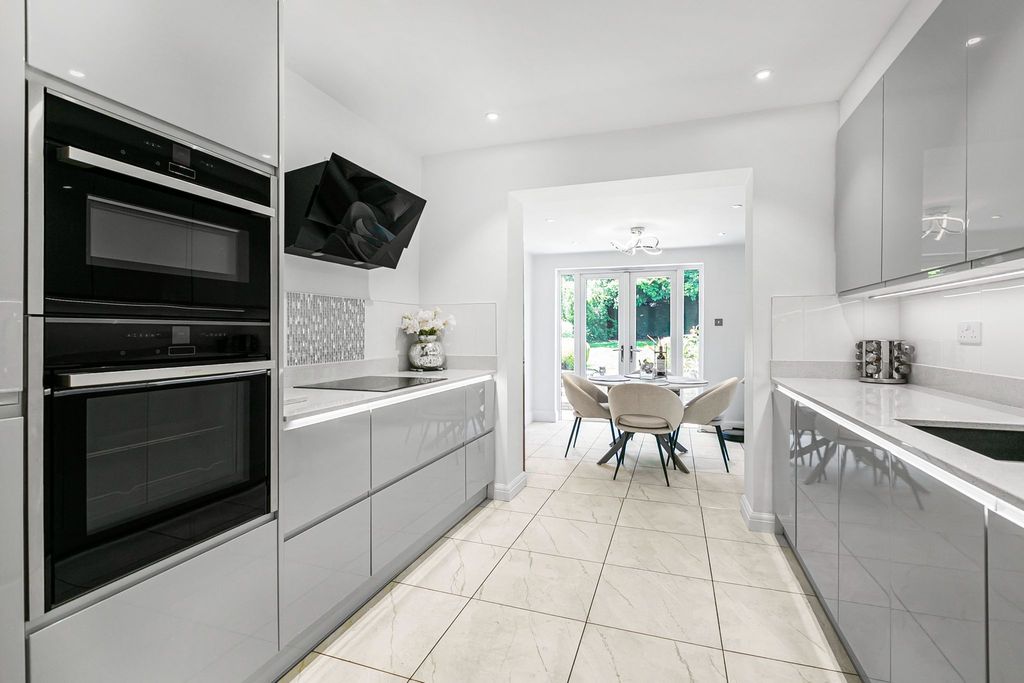 Property photo 3 of 19 Photograph 5