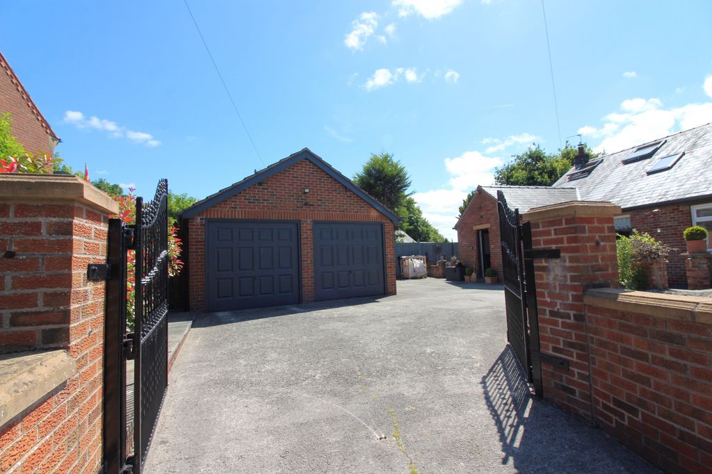 Property photo 2 of 33