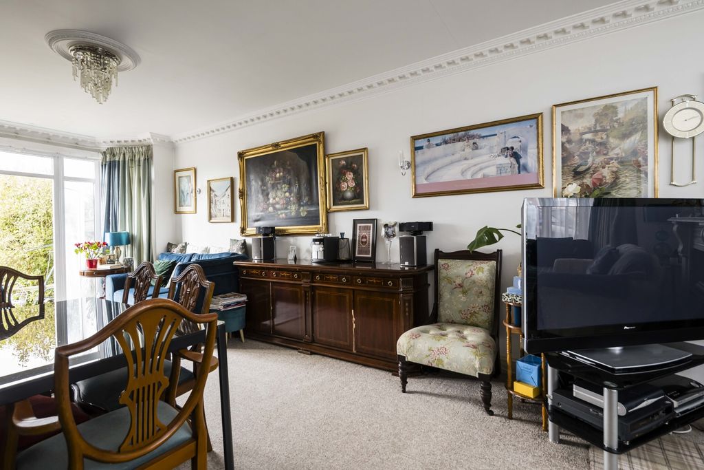 Property photo 3 of 12 24 Southfields-9721