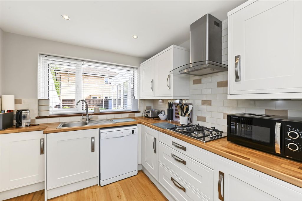 Property photo 2 of 12 4-Vale-Close-09.Jpg
