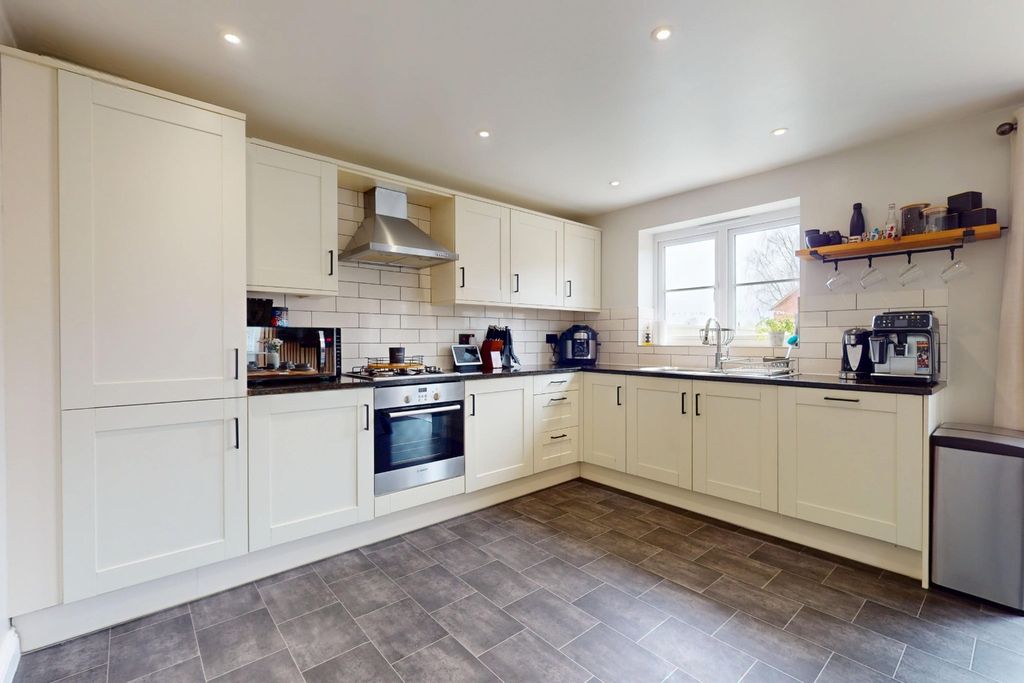 Property photo 2 of 20 4609704