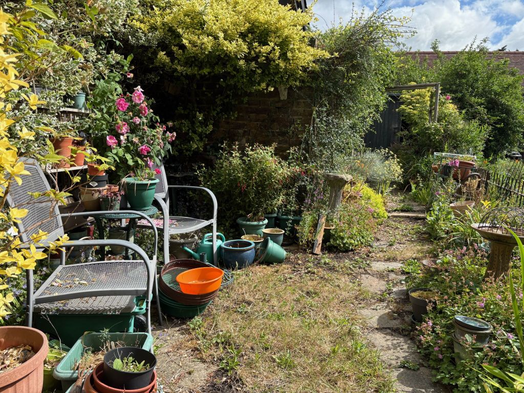 Property photo 2 of 11 Garden 1