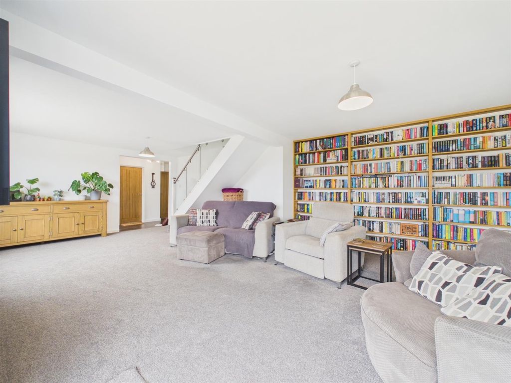 Property photo 3 of 28 Lounge