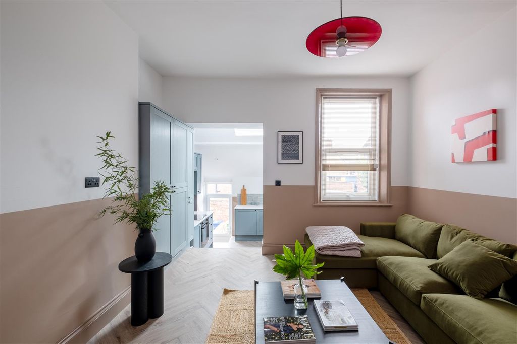 Property photo 2 of 32 35 Fifth Avenue HMO He-28.Jpg
