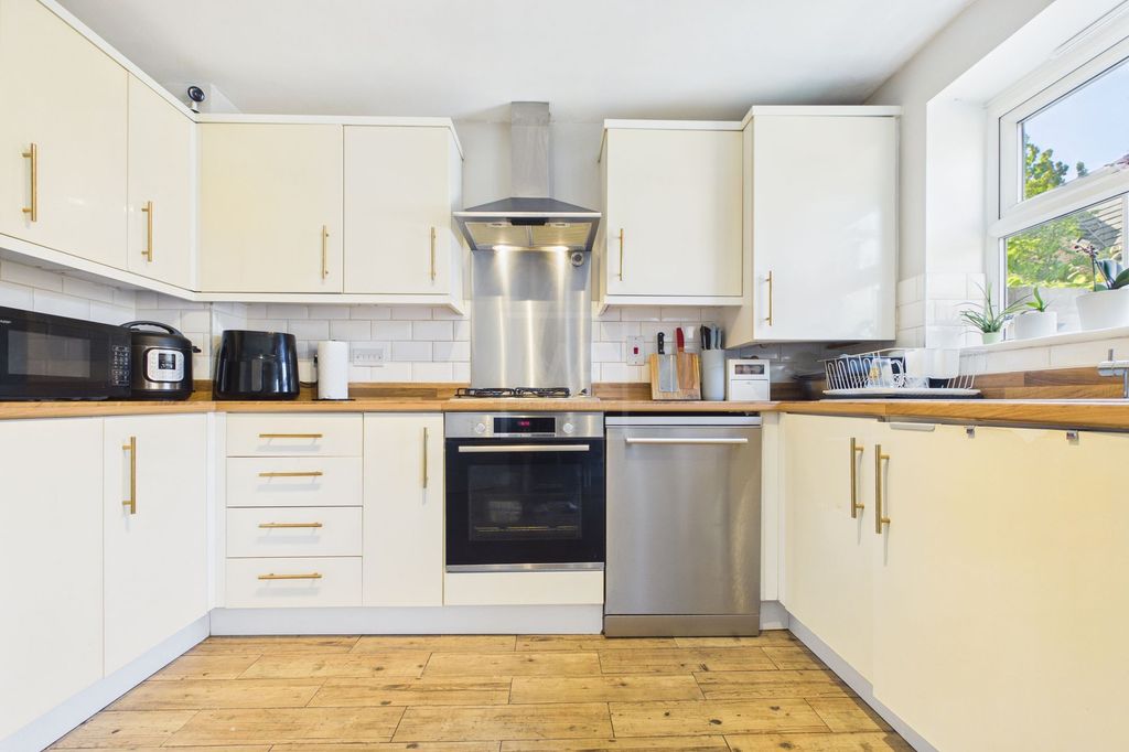 Property photo 3 of 18 Kitchen