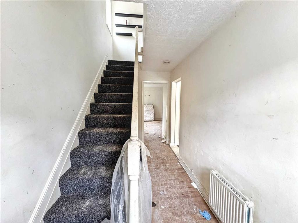 Property photo 2 of 18 Hallway