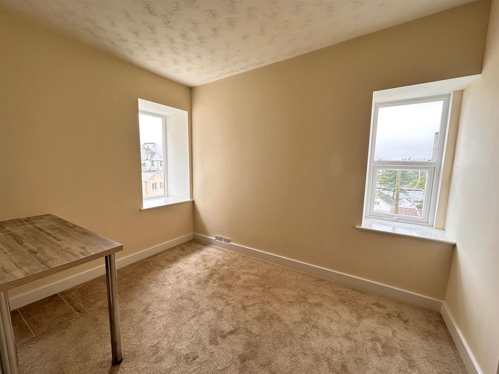 Property photo 3 of 8 Lounge.Jpg