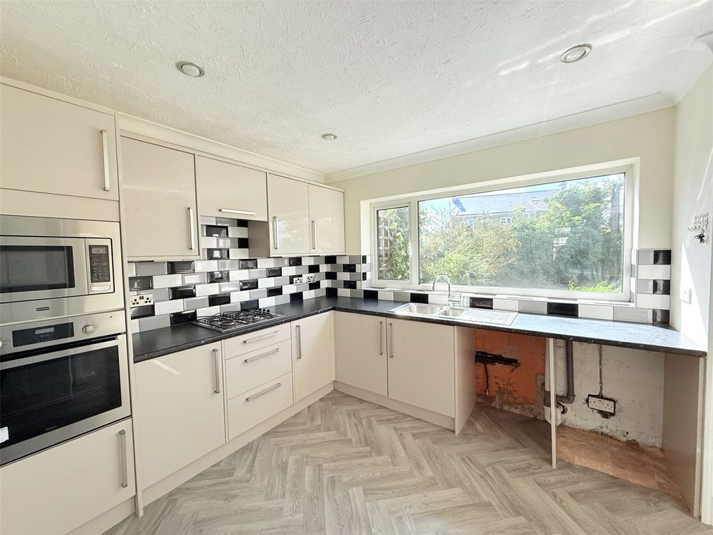 Property photo 2 of 25 Kitchen