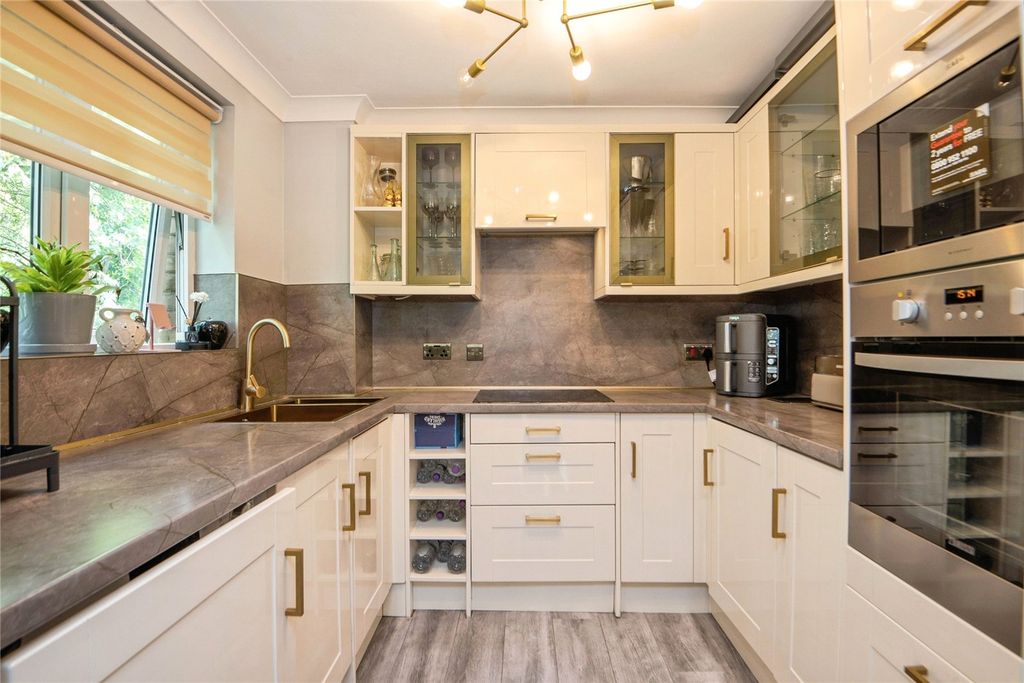 Property photo 2 of 12 Kitchen