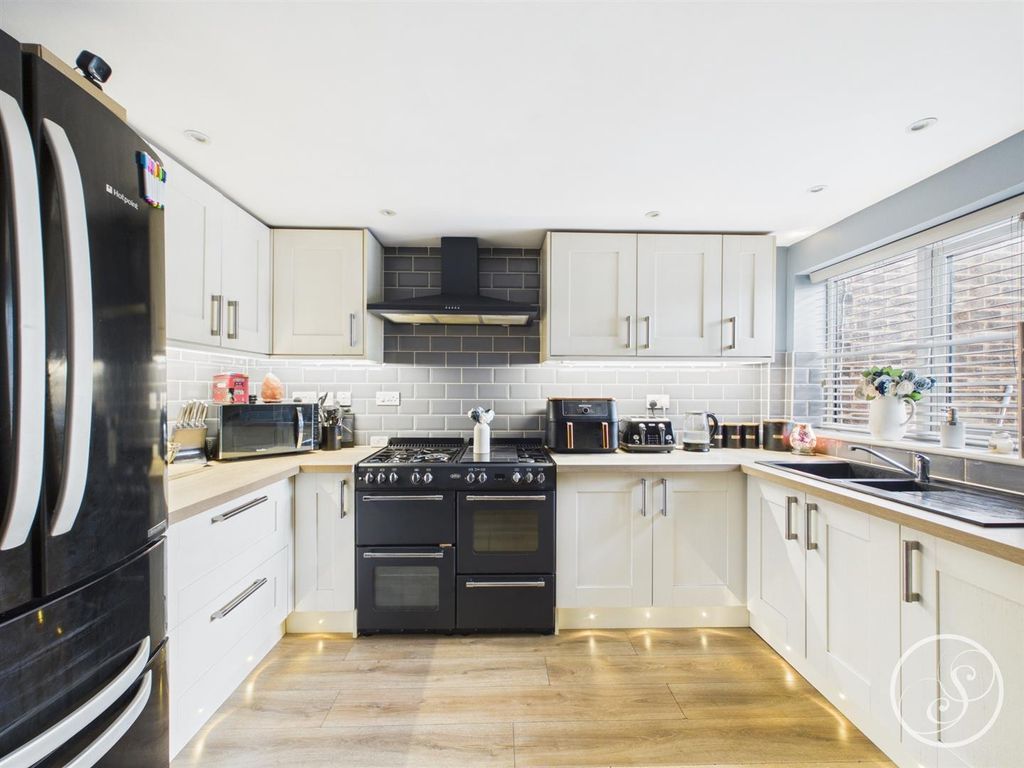 Property photo 3 of 18 Kitchen