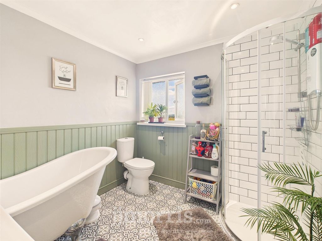 Property photo 3 of 23 Bathroom