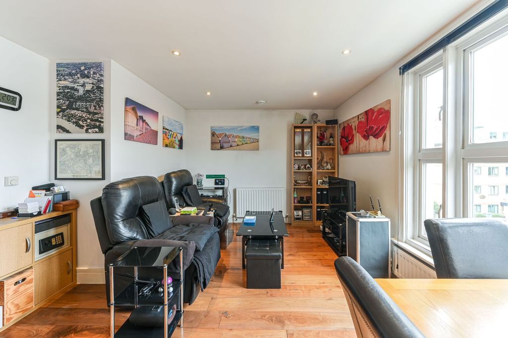 Property photo 2 of 8
