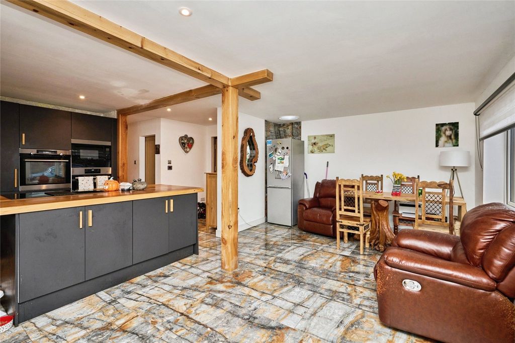 Property photo 2 of 11 Kitchen