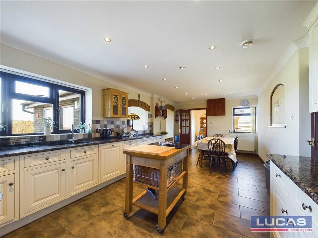 Property photo 2 of 33 Breakfast Kitchen