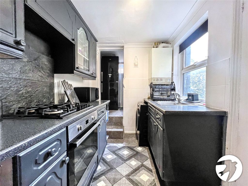 Property photo 3 of 9 Kitchen