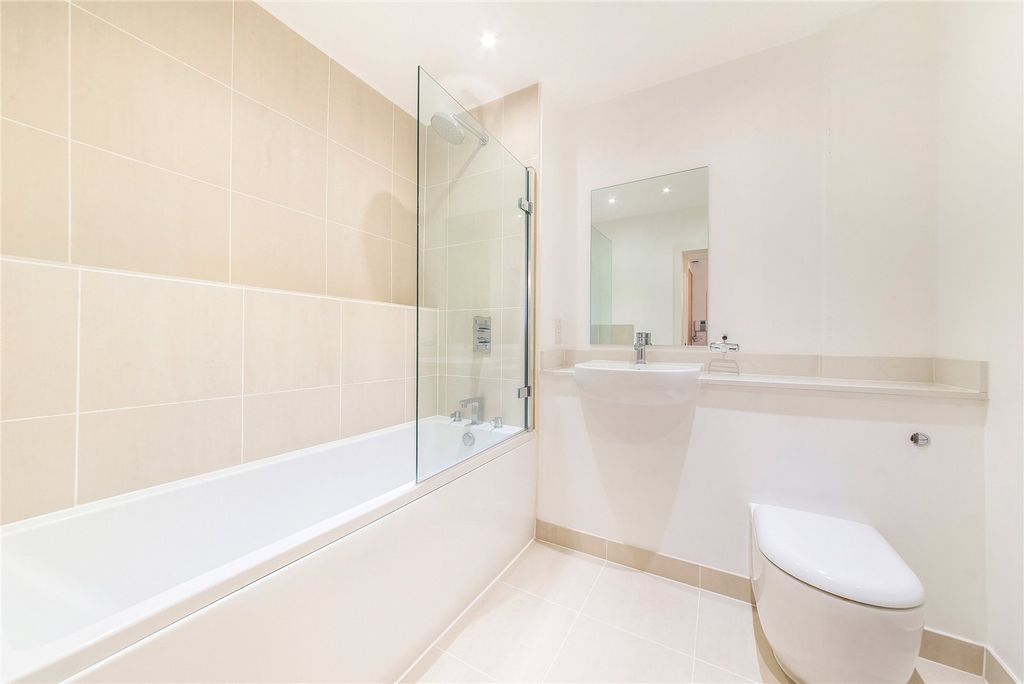 Property photo 3 of 9 Bathroom